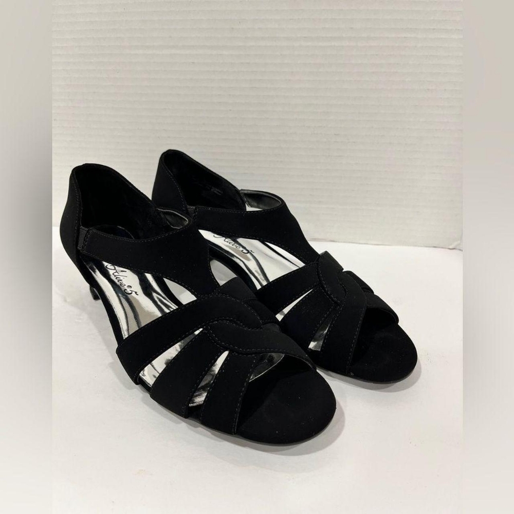 Easy Street Women's Black Cut Outs Round Open Toe Heeled Sandals